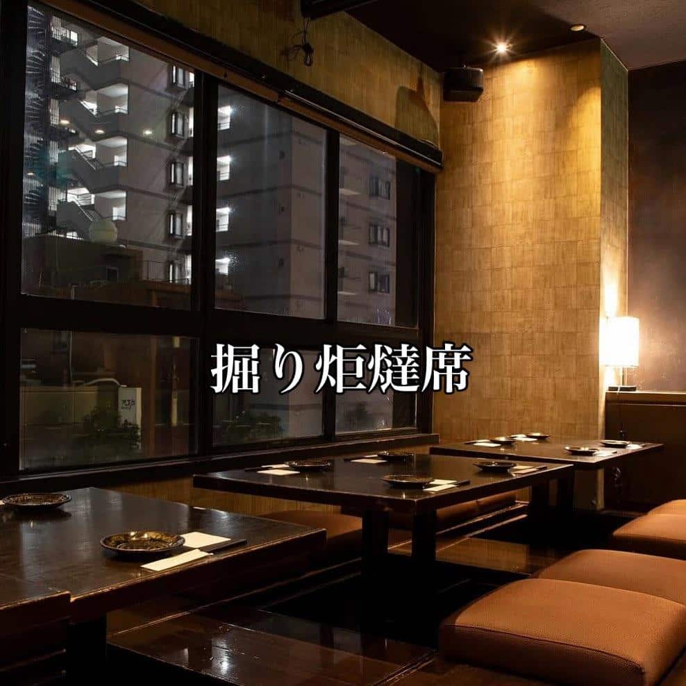 でーもん4Fフロアは落ち着いた和の趣きを感じる堀座敷です。綺麗な夜景と照明が心地よい雰囲気のお席にて、でーもんのおでんと…